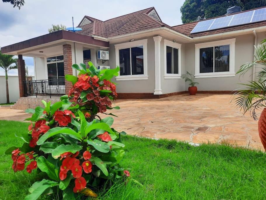 Ellyz Home Stay Moshi Esterno foto