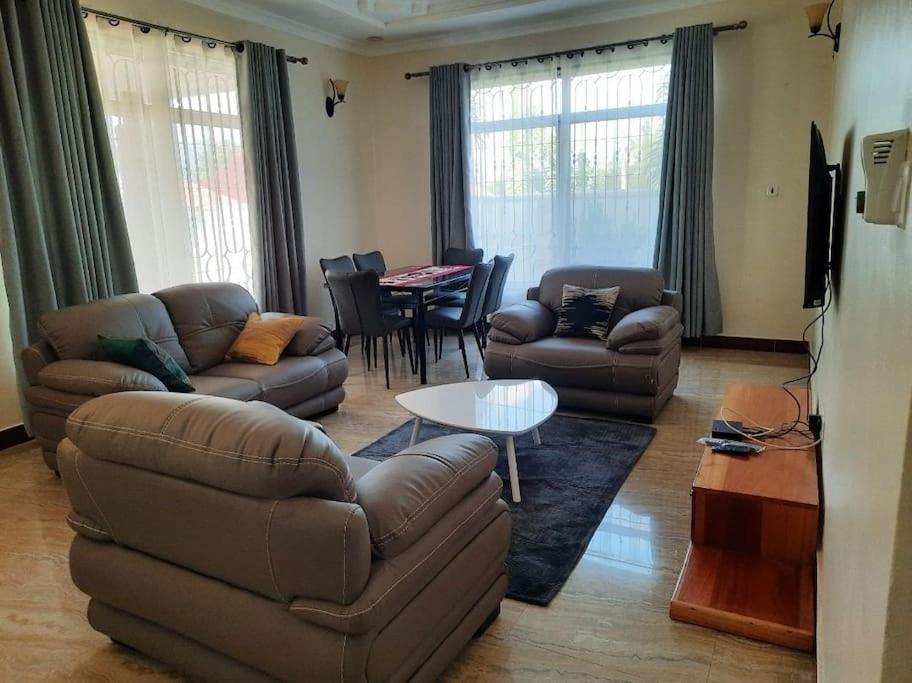 Ellyz Home Stay Moshi Esterno foto