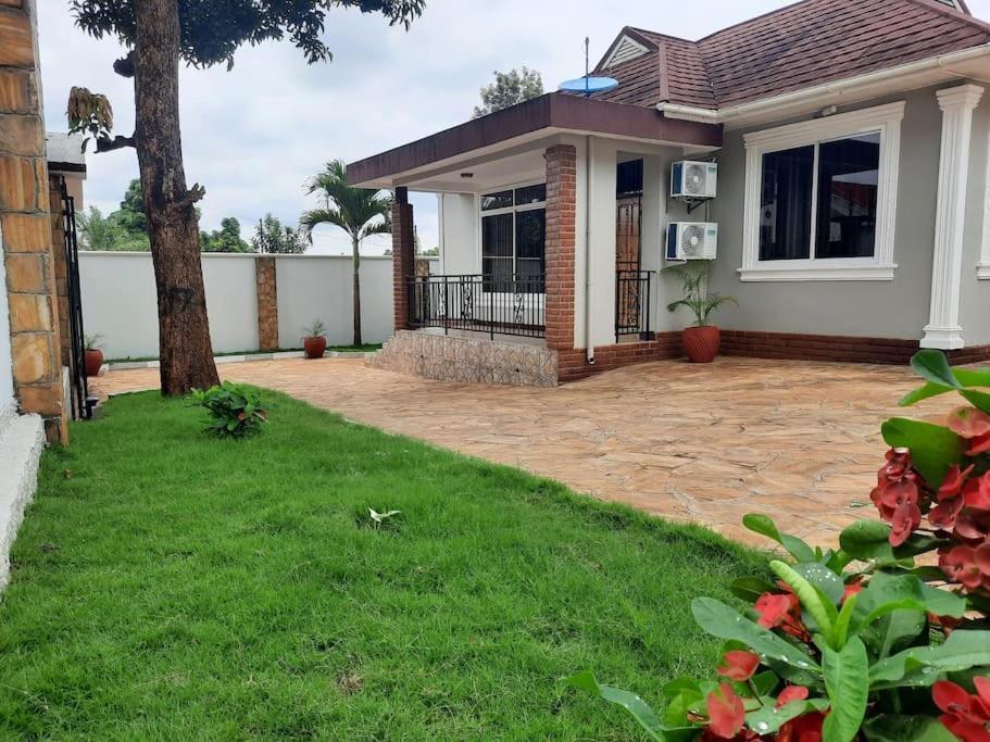 Ellyz Home Stay Moshi Esterno foto