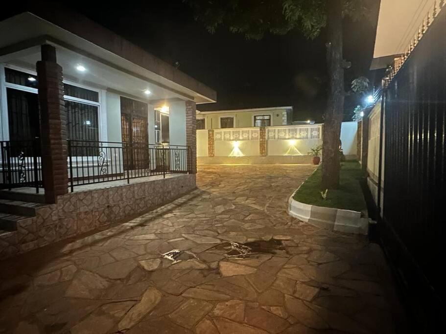 Ellyz Home Stay Moshi Esterno foto